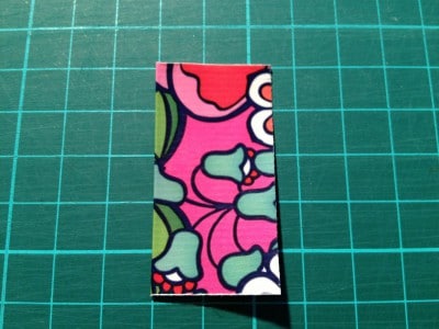 Bunter Ohrhänger aus Duck Tape mit floralem Muster, handgefertigt, für kreative DIY Schmuckprojekte, passend für modische Accessoires.