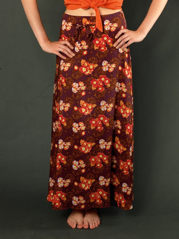 Langer Blumenrock mit rotem, orangefarbenem und rosa Muster, perfekt für handgefertigte Mode und nachhaltigen Stil, ideal für kreative Outfits und besondere Anlässe.