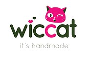 Logo von Wiccat, einem handgemachten Markenname mit einem niedlichen, pinken Katzenkopf mit einem Augenzwinkern, passend für kreative und handgemachte Produkte.