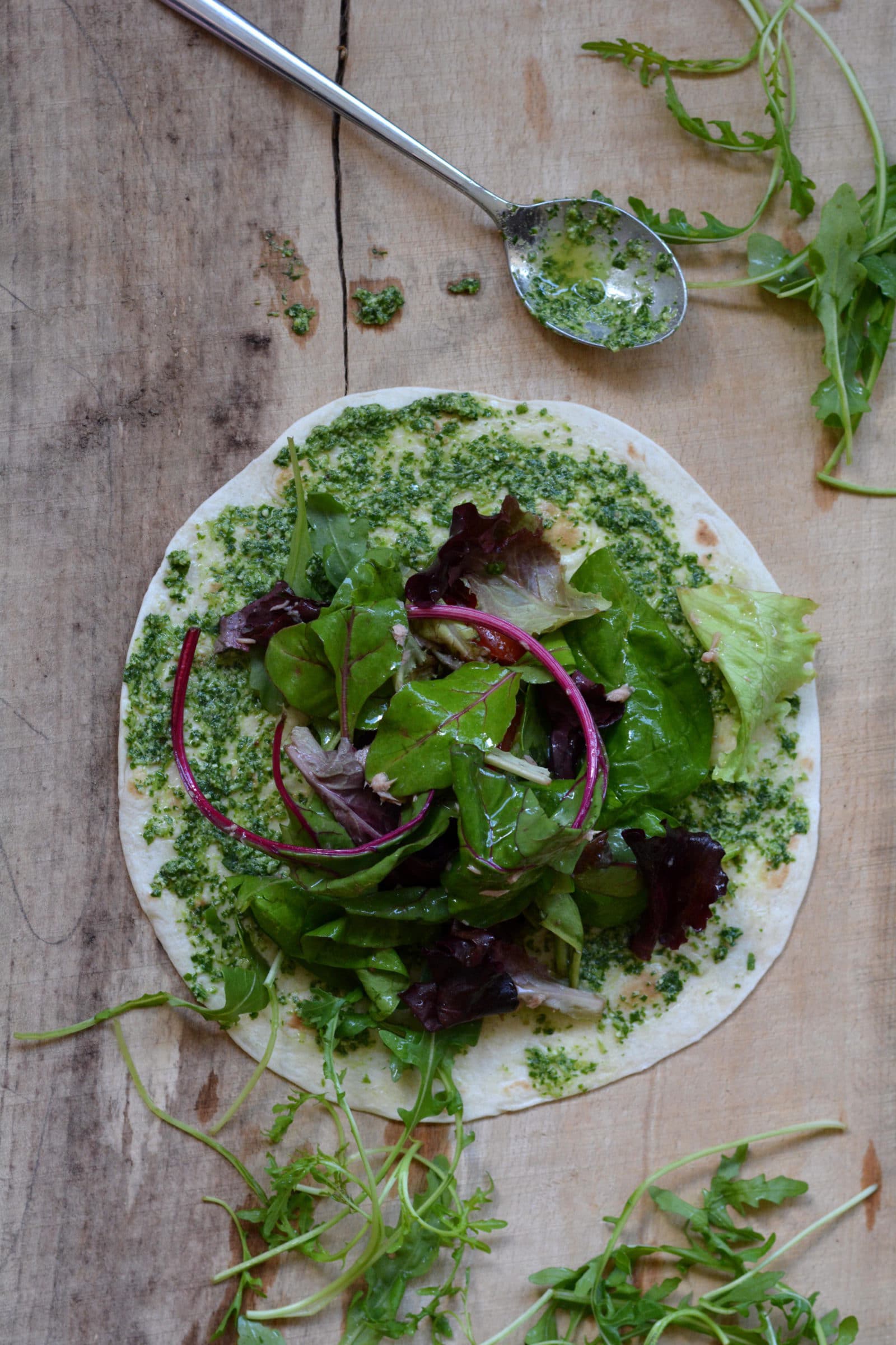 Grillgemüse-Wraps mit bunten Blattsalaten und einem Pesto aus Rucola und Walnüssen