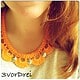 Handgefertigter Häkelkragen in Orange mit silbernen Nieten, Teil eines kreativen Schmuckdesigns für Handmade Kultur.