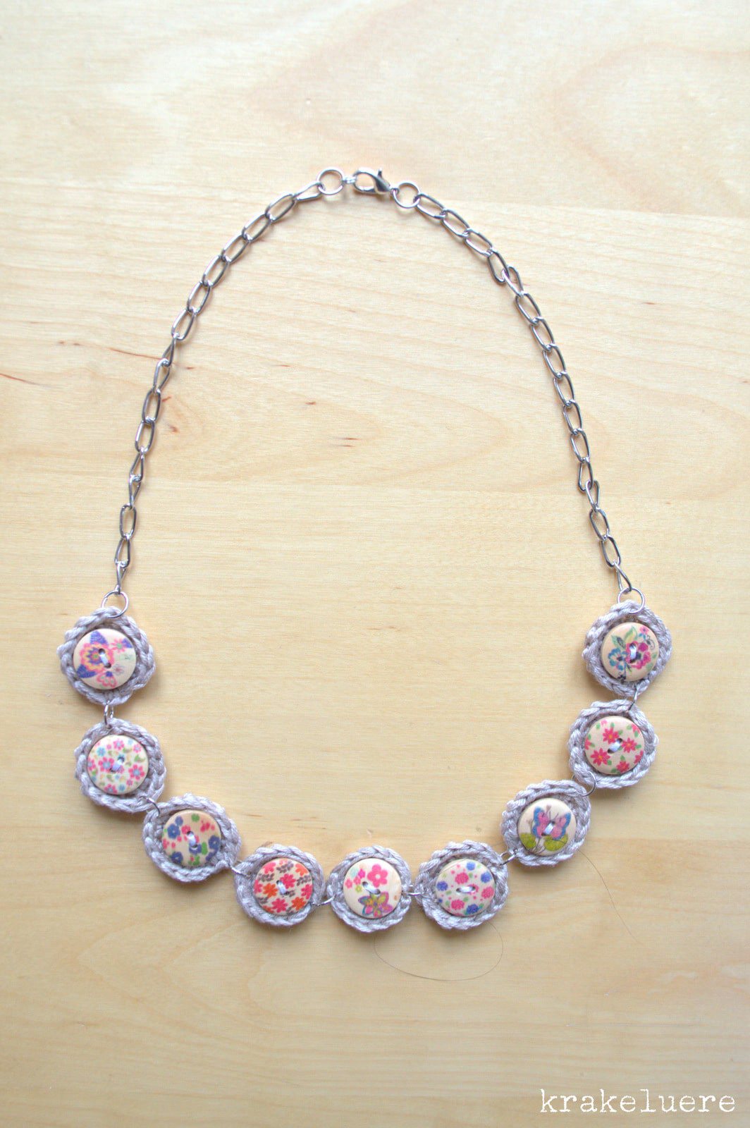 Gehäkelte Knopfkette „Boho Chic“