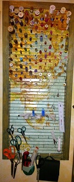 Werkzeughalter, Garnrollen und Scheren griffbreit
