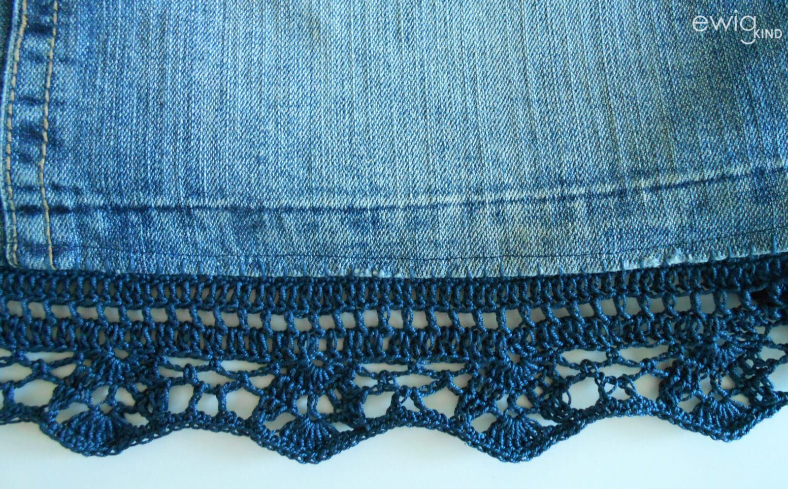 Alter Jeansrock mit Häkelspitze