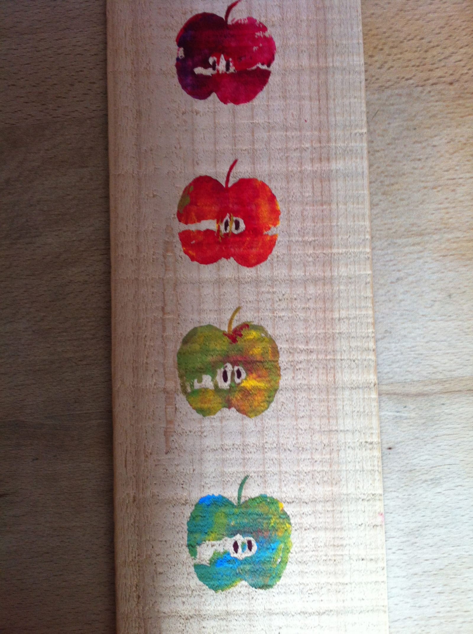 Apfeldruck auf Holz