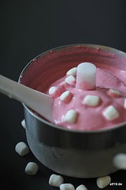 Himbeereis mit Marshmallows