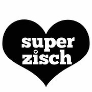 Kreatives Herz-Design mit dem Schriftzug "super zisch" in weiß auf schwarzem Hintergrund, ideal für Handmade- und Kulturprojekte.