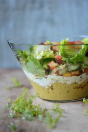 Couscous-Schichtsalat mit bunten Salaten und Kräutern