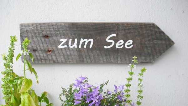 Wegschild zum liebsten Ort der Welt