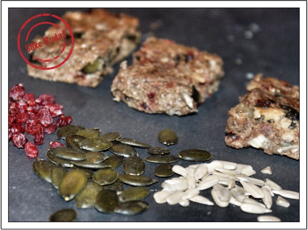 Nussige Leckereien mit weißer Schokolade und roten Früchten