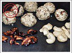 Nussige Leckereien mit weißer Schokolade und roten Früchten