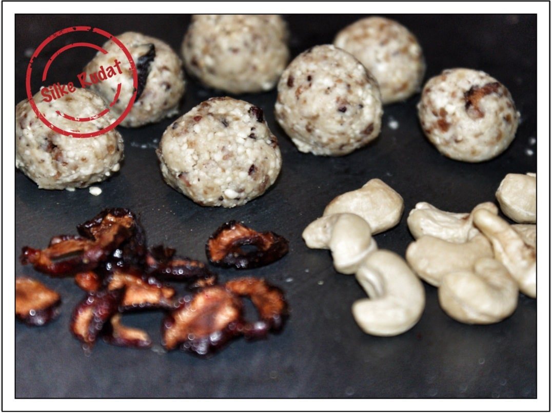 Nussige Leckereien mit weißer Schokolade und roten Früchten