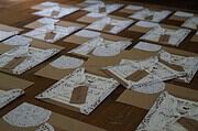 “SPITZEN IDEE” – HOCHZEITSANZEIGE AUS DOILIES