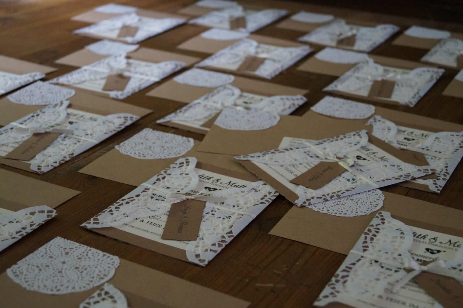 “SPITZEN IDEE” – HOCHZEITSANZEIGE AUS DOILIES