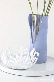 Was man aus einem Hemdärmel schönes machen kann… Upcycling-Vase…