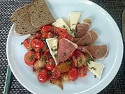 Pfirsiche in Tomatensalat