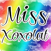 Bunte Wasserfarben-Hintergrund mit handgeschriebenem Text 'Missy Xoxolat' für kreative und handgemachte Produkte.