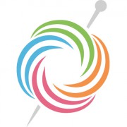 Farbenfrohes Logo von HANDMADE Kultur mit bunten, spiralförmigen Mustern und Nadel, symbolisiert kreative Handwerkskunst und Gemeinschaft.