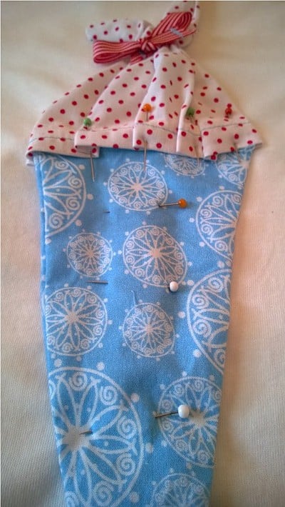 Bunte Schultüte mit roten Punkten, blauer Musterstoff und roter Schleife, perfekt für den Schulstart, handgemacht, kindgerecht, festlich, dekorativ, Schulanfang, Geschenkidee.