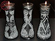 Glasflaschen, bemalt mit Plusterfarbe