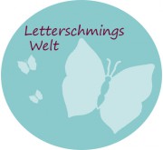 Logo von Letterings Welt mit Schmetterling und Schmetterlingsflügeln, symbolisiert Kreativität und Handwerkskunst, passend für Handmade Kultur Website.