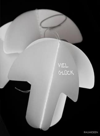 Zwei weiße Glückspilz-Geschenkanhänger aus Holz mit Gravur, ideal für Geschenke und Dekorationen, passend zum Thema Glück und Handarbeit.