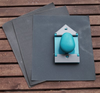 Selbstgemachter Wäschekorb aus Filz mit blauer Eierform auf Holzterrasse, handgefertigt, nachhaltiges DIY-Projekt, kreative Wäscheaufbewahrung, handgemacht bei Handmade Kultur.