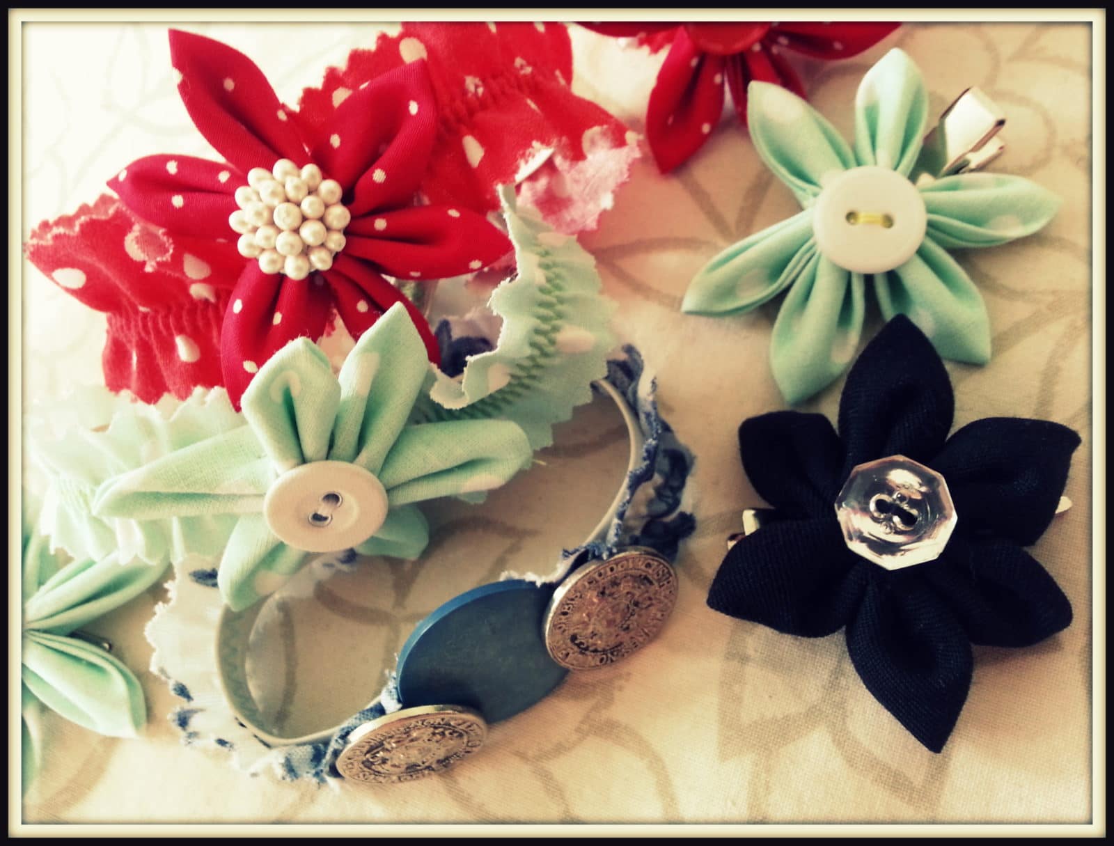 Anleitung Für Stoffblumen, Armbänder und mehr