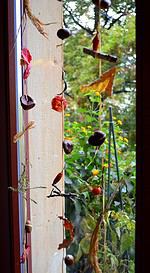 Fensterketten aus Naturschätzen