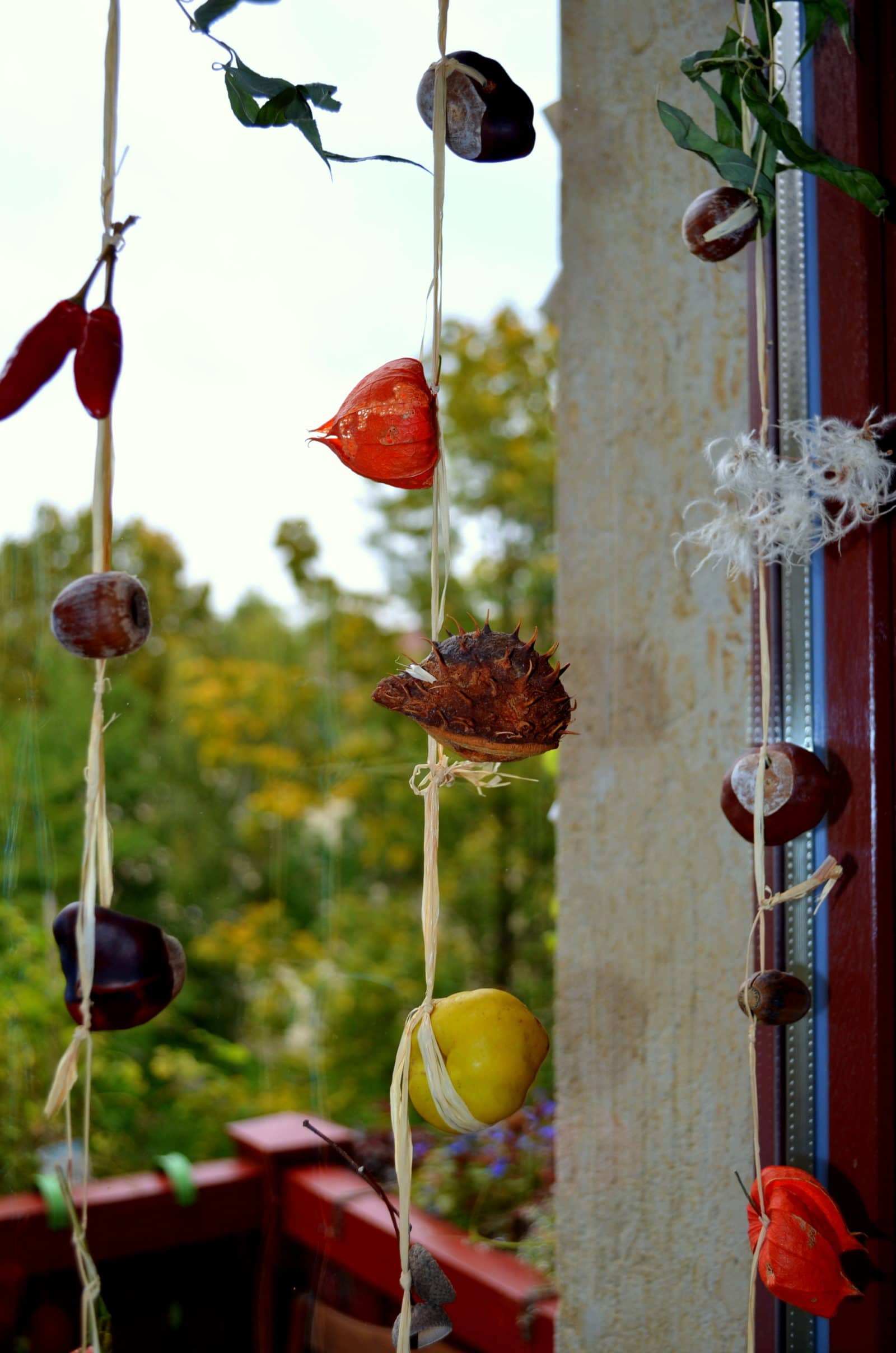 Fensterketten aus Naturschätzen