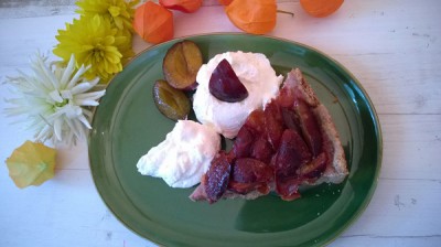 Frischer Zwetschgenkuchen mit Mürbeteig, Vanilleeis und frischen Pflaumen, perfekt für den Herbst, auf einem grünen Teller serviert, ideal für Handmade Kultur.