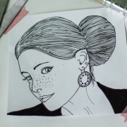 Detailreiche schwarze und weiße Illustration einer Frau mit geflochtenem Haar, großen Ohrringen und einem freundlichen Gesichtsausdruck, geeignet für kreative und handgemachte Kunstprojekte.