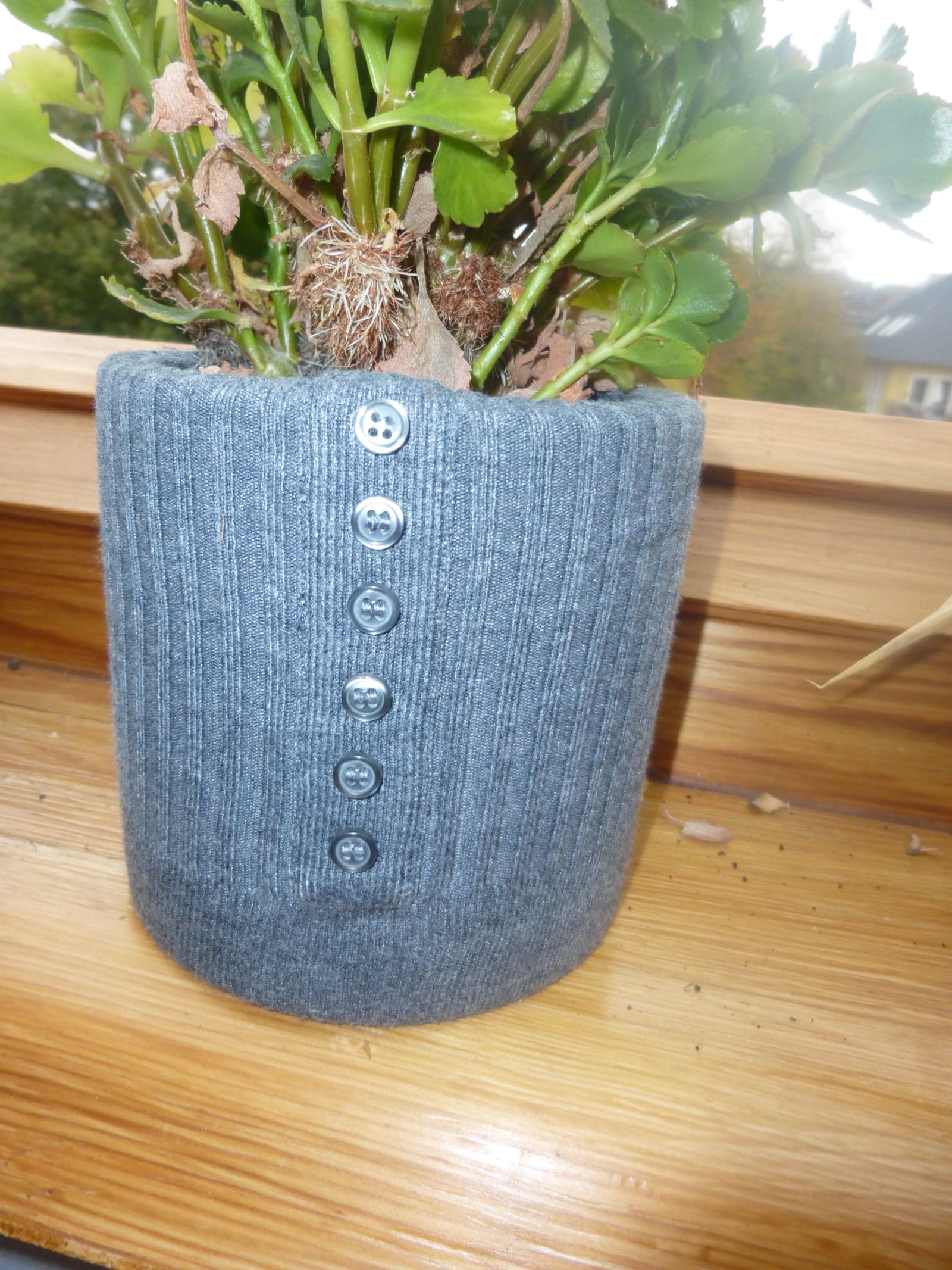 Blumentopfüberzug aus altem Pullover nähen