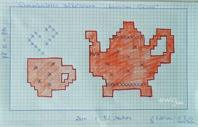Handgezeichnete Skizze eines gehäkelten Teekannenwärmers und einer Tasse, mit Maßenangabe 26cm, in Bleistift und Farbstift auf kariertem Papier, für DIY-Häkelprojekte.