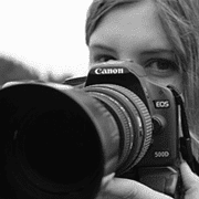 Nahaufnahme einer Person mit einer Canon EOS 500D Kamera, die kreative Handwerkskunst und Fotografie bei HANDMADE Kultur zeigt.