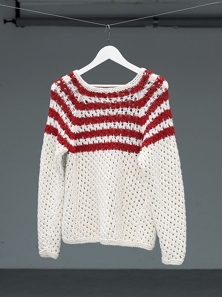 Strickpullover in Natur & Karmin