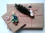 weihnachtliche Geschenkedeko mit Knöpfen (::)
