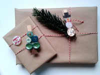 weihnachtliche Geschenkedeko mit Knöpfen (::)