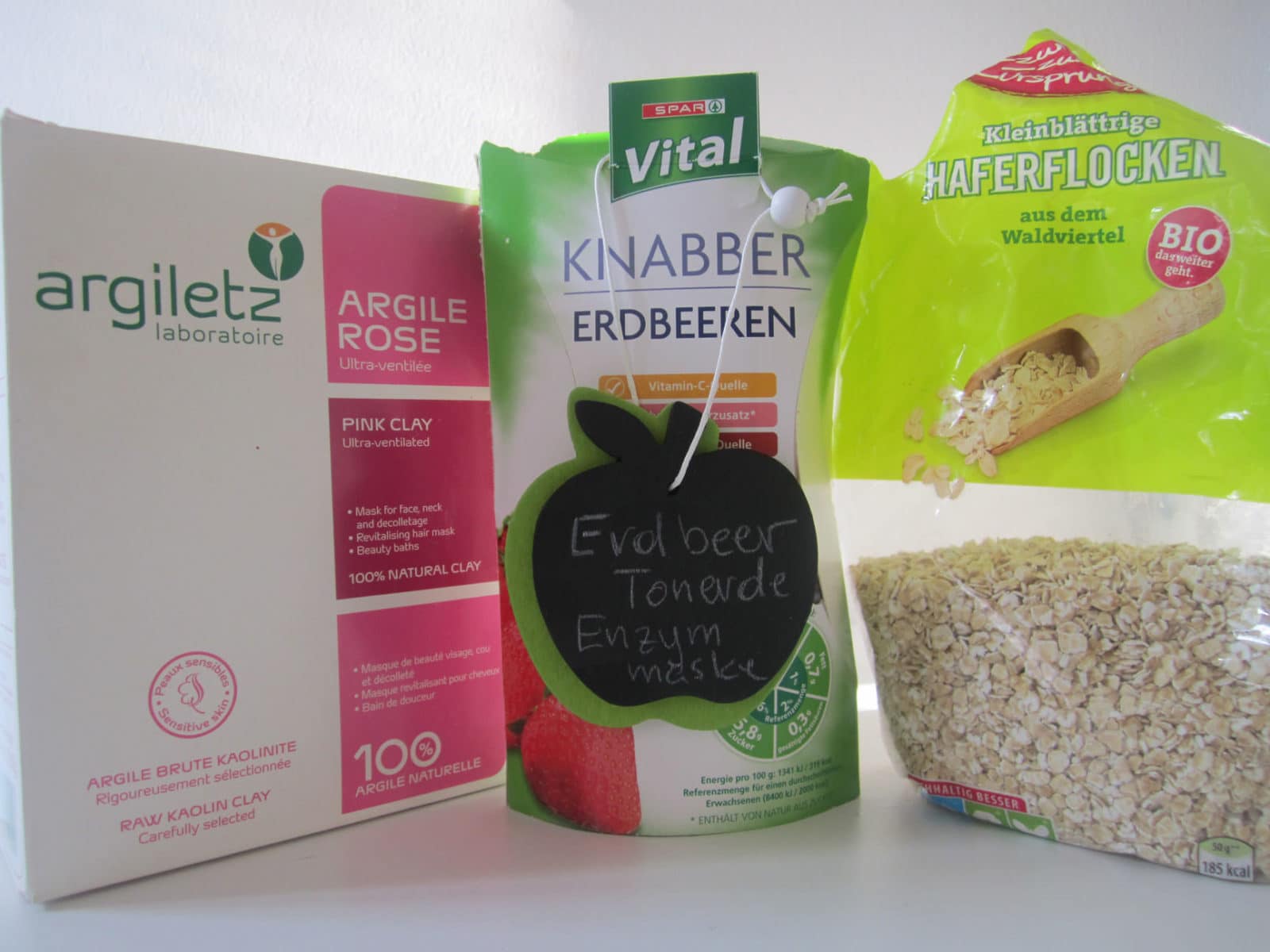 DIY-Erdbeer-Tonerde Enzymmaske
