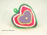 Bunte, handgefertigte Herz-Tasche mit Knopf, gestrickt mit bunten Garnen, ideal für Accessoires und modisches Statement, hergestellt von Valentina-Valentina.