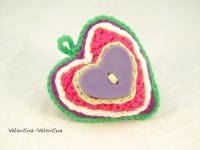 Bunte, handgefertigte Herz-Tasche mit Knopf, gestrickt mit bunten Garnen, ideal für Accessoires und modisches Statement, hergestellt von Valentina-Valentina.