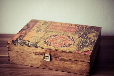 Alte Holzkiste mit Decopatch Papier verschönern