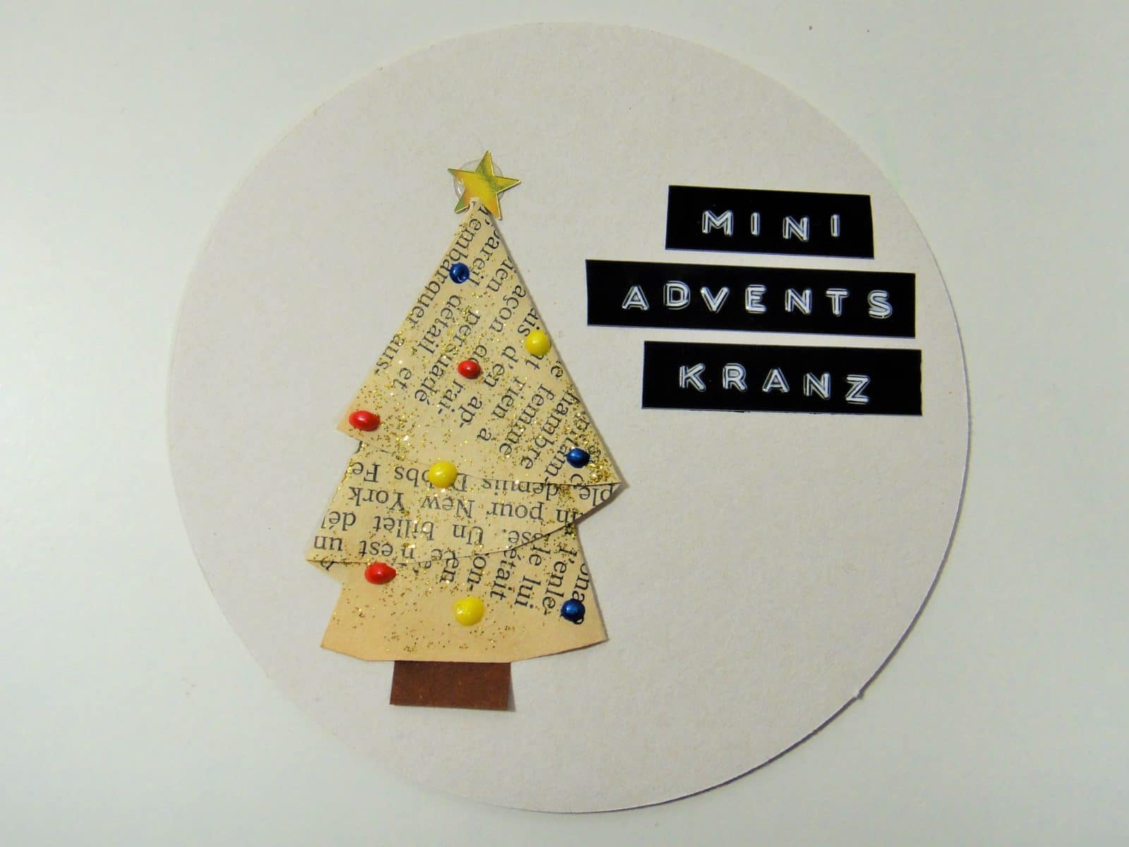 Süßer kleiner Mini-Adventskranz