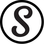 Das HANDMADE Kultur Logo, ein stilisiertes S in einem Kreis, symbolisiert kreative Handwerkskunst und nachhaltige Kulturprojekte in Deutschland.