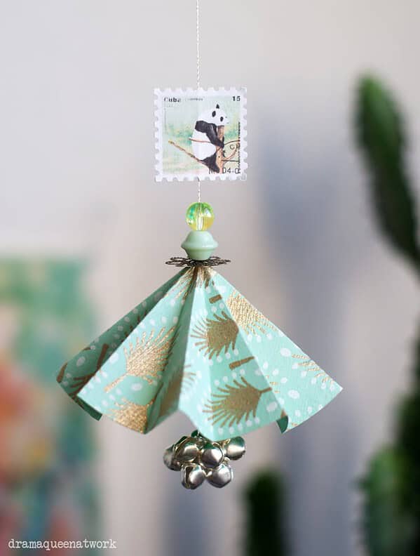 Kreatives Plissee-Schirmchen als handgemachte Dekoration mit Perlen und Stoffdetails, passend für DIY-Projekte und kreative Bastelideen bei HANDMADE Kultur.