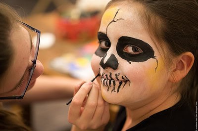 Kinder schminken Kinder - Gesichter schminken zu Halloween
