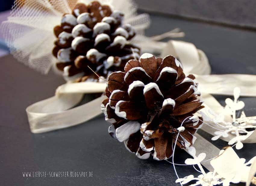 Weihnachtsdekoration mit Zapfen