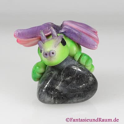 http://www.fantasieundraum.com/produkt/energiedrache-auf-sodalith/