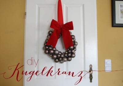 DIY Türkranz aus Weihnachtskugeln