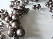 DIY Türkranz aus Weihnachtskugeln